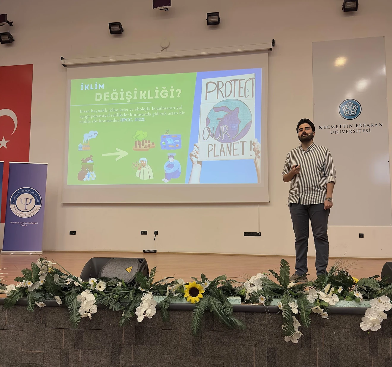 Bölümümüz öğretim elemanlarından Arş. Gör. Dr. Erkin Sarı Necmettin Erbakan Üniversitesi Psikoloji Topluluğu'nun düzenlediği Psikoloji Günleri kapsamında "Çevre Psikolojisi ve İyi Oluş" başlıklı bir konuşma yapmıştır.